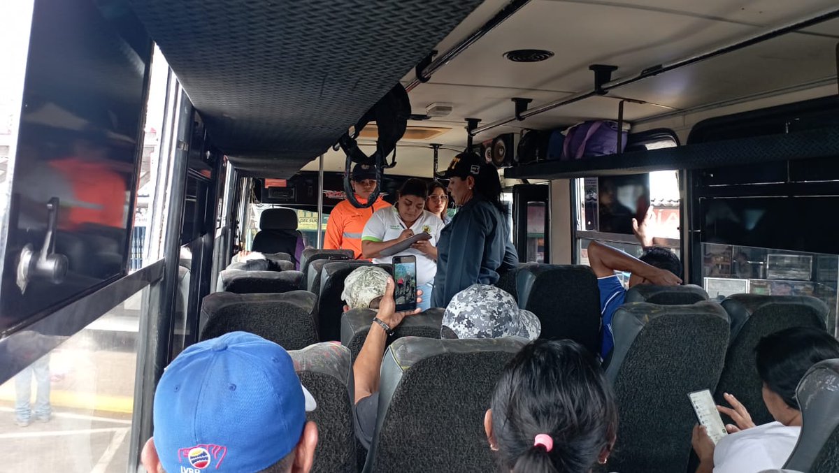 #MovilidadSegura| Desde el terminal de pasajeros Juan Arroyo Valle de la Pascua #INTT junto <a href="/PNBVzla/">Cuerpo de Policía Nacional Bolivariana.</a>, inspeccionan la seguridad, higiene y confort a las unidades de transporte público.
#PuebloLealSiempre
#ComunicaciónPorLaVida