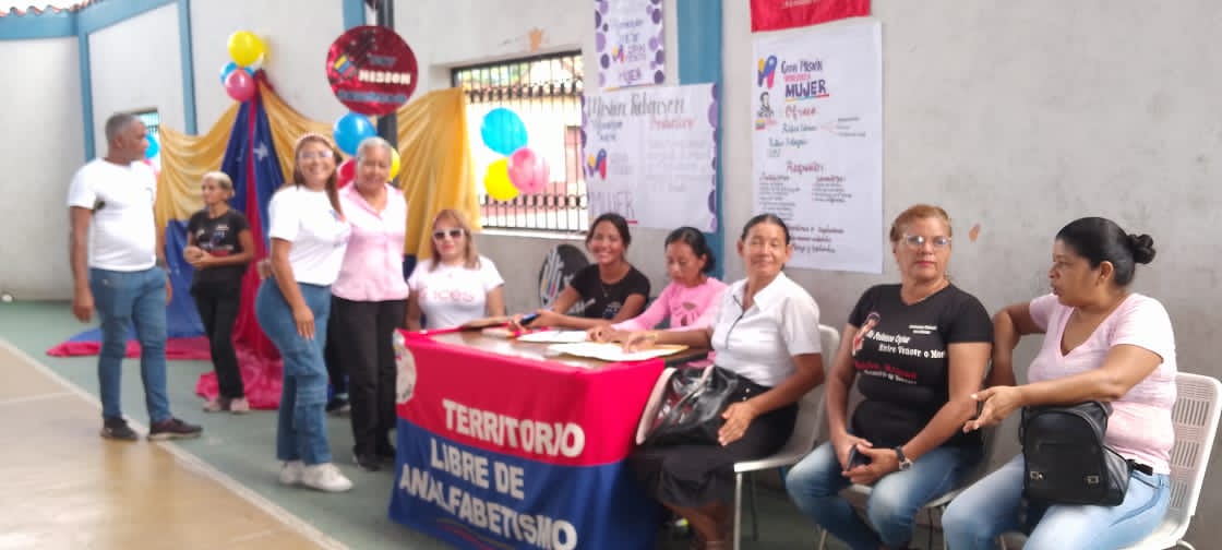 MROBINSONYARA's tweet photo. Hoy #06Jun Nuestras misioneras participaron en actividad del vértice 2 de la GMVM en el mcpio Sucre.
#PuebloLealSiempre
@NicolasMaduro 
@_LaAvanzadora 
@Sociabolivarian https://t.co/JDWuWiT2d6