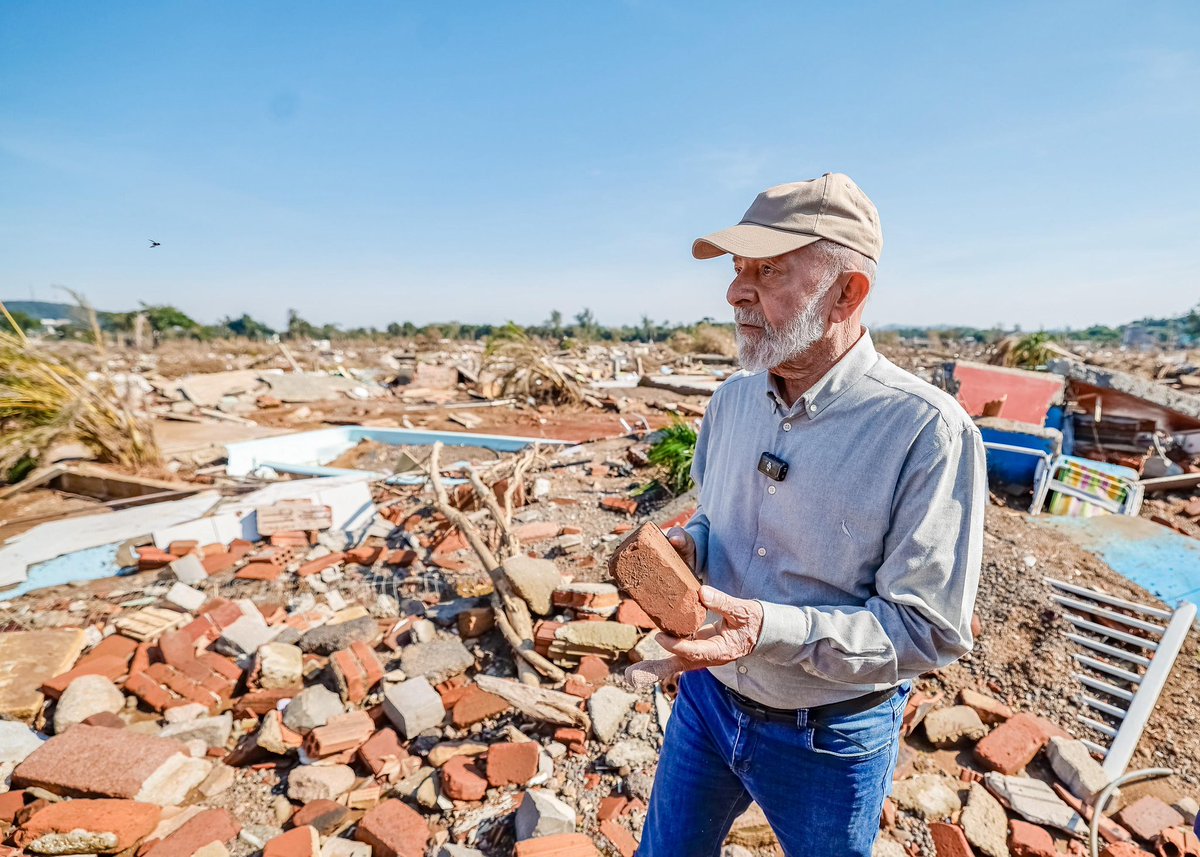 Voltando ao Rio Grande do Sul para acompanhar de perto a situação e o trabalho do governo federal lado a lado ao governo estadual e os governos municipais. Vamos devolver a dignidade das pessoas que tiveram seus lares devastados por esta catástrofe climática.

📸 <a href="/ricardostuckert/">Ricardo Stuckert</a>