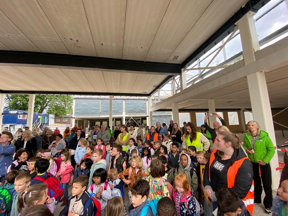 JW_Zuid_Issam's tweet photo. Vandaag werd de naam van ons multifunctionele gebouw bekendgemaakt: BLOEMRIJK 💐. De opkomst was gezellig druk en de mensen waren zichtbaar enthousiast. We kijken uit naar de sleuteloverdracht en de oplevering in Q1 2025. #jeugd #jongoud #jcbloemrijk #bloemrijk
@VersaWelzijn https://t.co/IePtztbzje