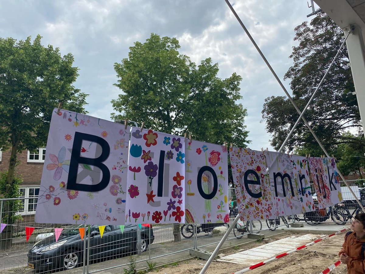 JW_Zuid_Issam's tweet photo. Vandaag werd de naam van ons multifunctionele gebouw bekendgemaakt: BLOEMRIJK 💐. De opkomst was gezellig druk en de mensen waren zichtbaar enthousiast. We kijken uit naar de sleuteloverdracht en de oplevering in Q1 2025. #jeugd #jongoud #jcbloemrijk #bloemrijk
@VersaWelzijn https://t.co/IePtztbzje