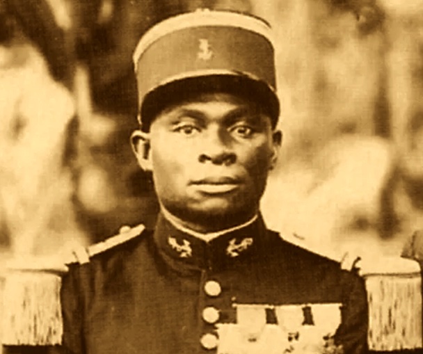 Un héros de plusieurs guerres, né au Gabon. Qui réclame en 1940 l'honneur de couvrir la retraite du bataillon. Qui, pris le 7 juin, refuse le déshonneur de ne pas être considéré comme un officier français. Et qui le paie d'une balle derrière la tête. Charles N'Tchoréré. 43 ans.