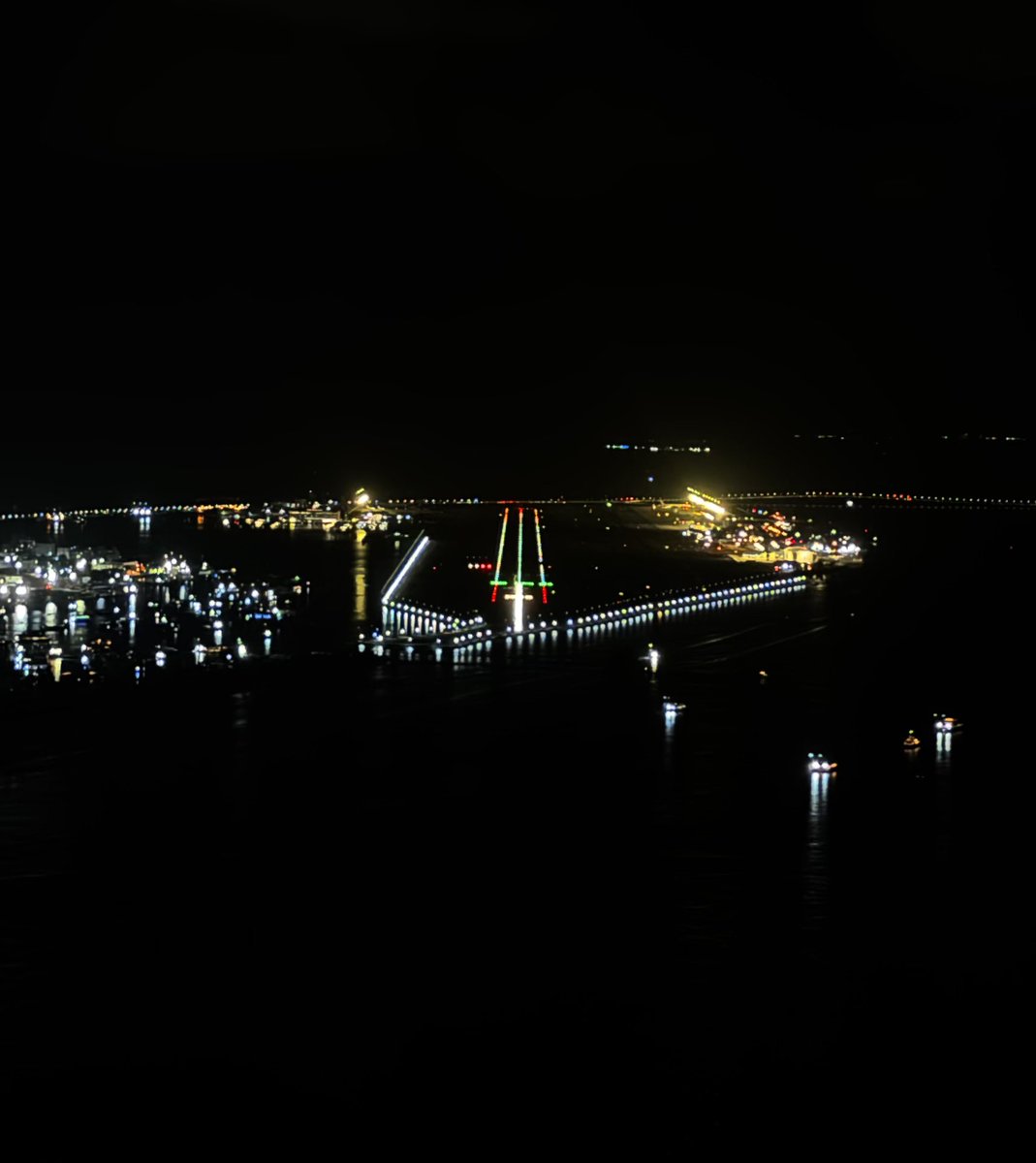 mauman707's tweet photo. Velana International Airport Runway 18! https://t.co/KgsLIRTiwe
