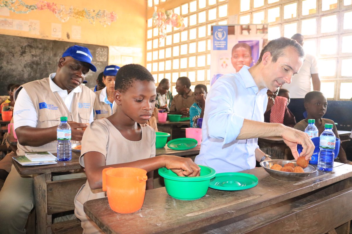 FAOauTogo's tweet photo. C'est l'heure du repas de la cantine scolaire: @AmbUETogo, le Rep du PAM 🇹🇬 et tous les membres de la délégation partagent le déjeuner avec les enfants.
Que ça fait chaud au cœur de voir tous ces enfants en joie! https://t.co/jzOj2BmNVC