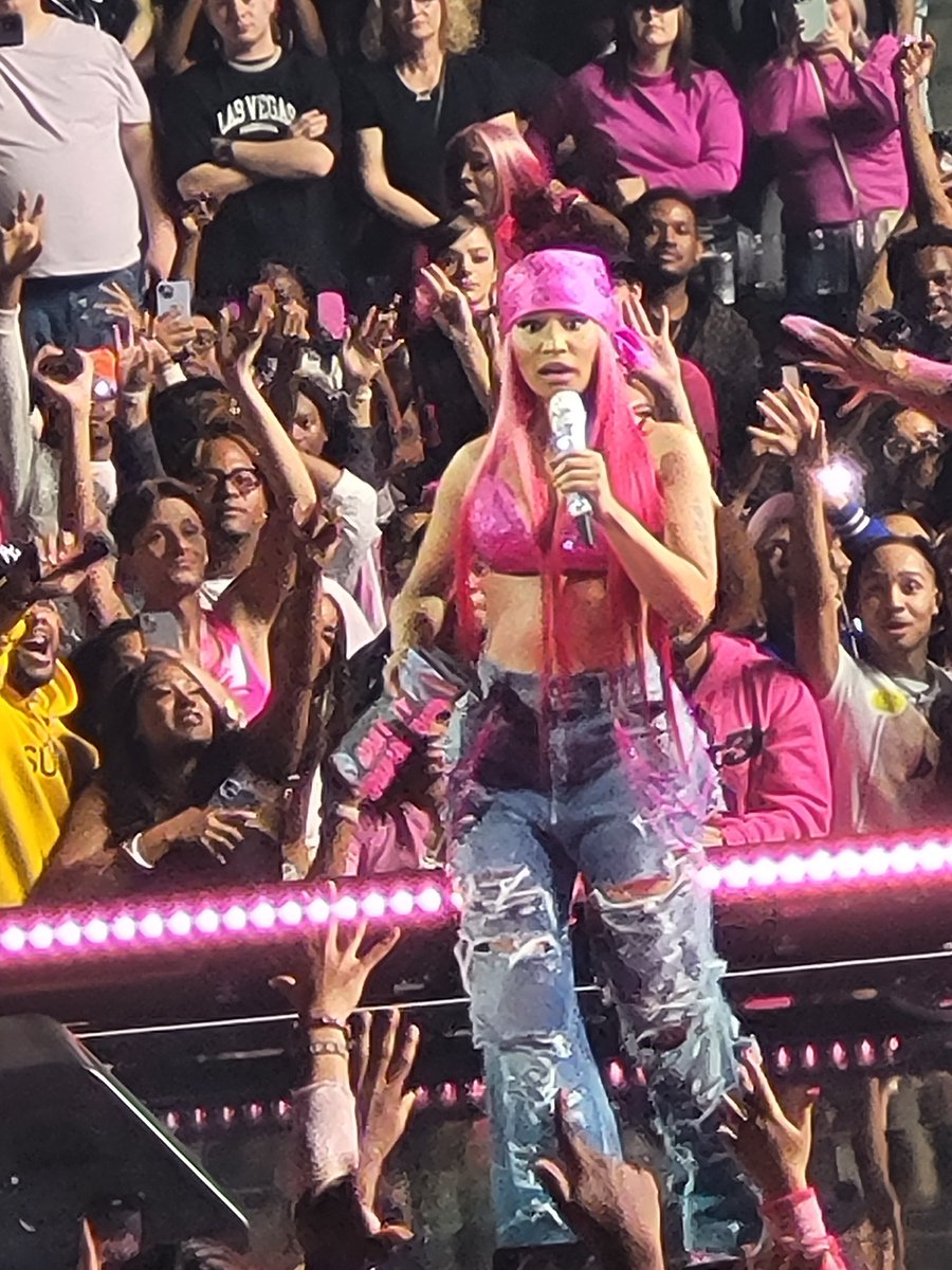 yogii's tweet photo. @NICKIMINAJ I was too wrapped up to capture my favorite part...this will do tho...ATL Part 1.  Figured you was checking for my ass https://t.co/4fPppAJMaW