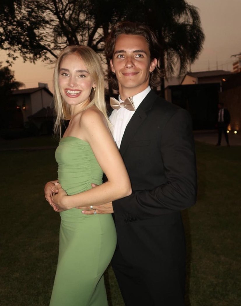 NUrreaMania's tweet photo. Alô, noarts?!

📲 Sina Deinert | Instagram 

“Tiramos fotos do baile de formatura que nunca tivemos” https://t.co/UHNdkz06Sa
