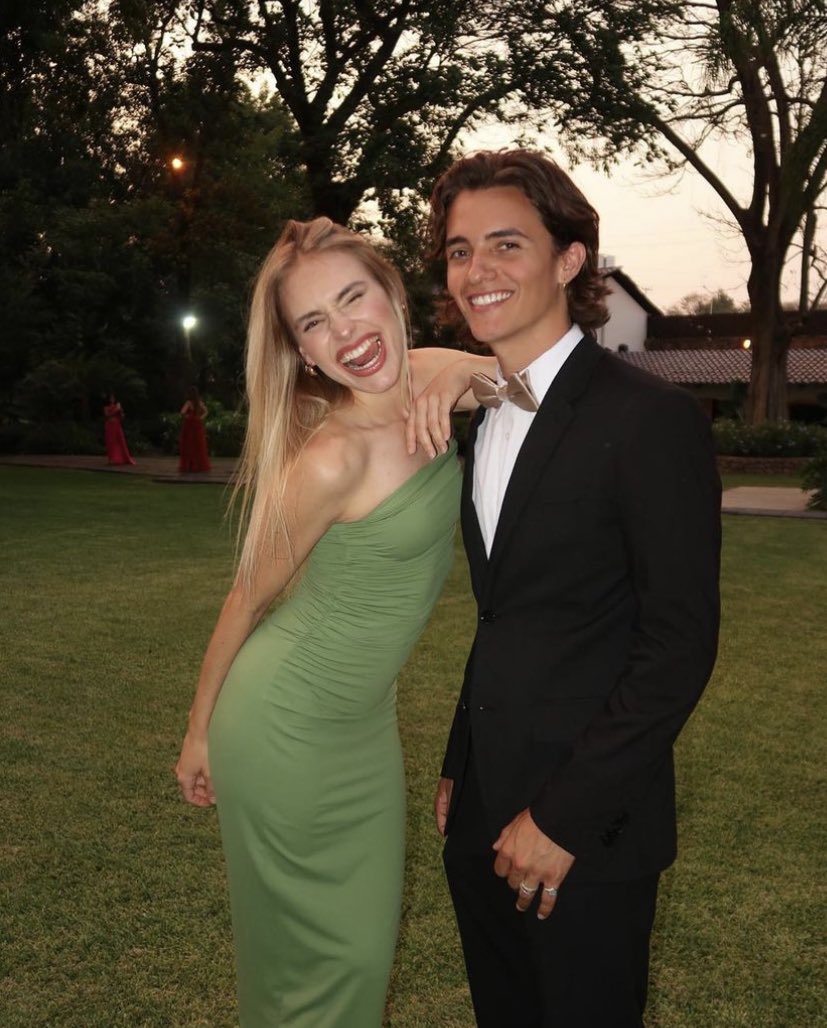 NUrreaMania's tweet photo. Alô, noarts?!

📲 Sina Deinert | Instagram 

“Tiramos fotos do baile de formatura que nunca tivemos” https://t.co/UHNdkz06Sa