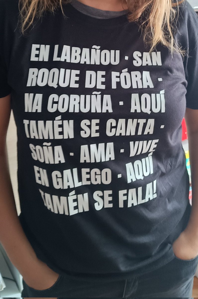 Xa temos a camiseta deste ano, grazas ao deseño de #aquitamensefalagalego e ao noso colaborador máis habitual <a href="/ACostureira2/">A Costureira</a> 
Maña na praza da Tolerancia xa as teremos á venda.