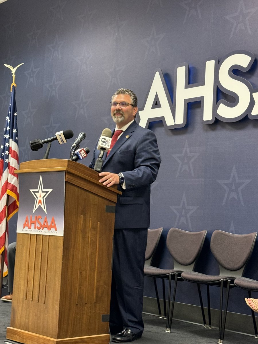 ONTHEDMARK1's tweet photo. The New ⁦@AHSAAUpdates⁩ Executive Diretor ⁦@Heath_M_Harmon⁩ speaking to Media!
Congrats Mr. Harmon #OntheMark https://t.co/4GJS13VTC8