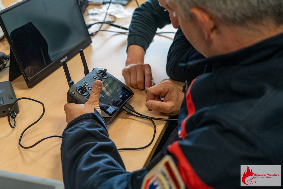 SDIS41's tweet photo. Du 27 au 31 mai, 6 nouveaux télépilotes de la spécialité ATLAS 41 ont suivi une formation initiale au centre de formation d’incendie et de secours, encadrée par Jean-Christophe ROCHER, référent adjoint de l’unité drone des @SDIS45. https://t.co/WGnwA43e3v