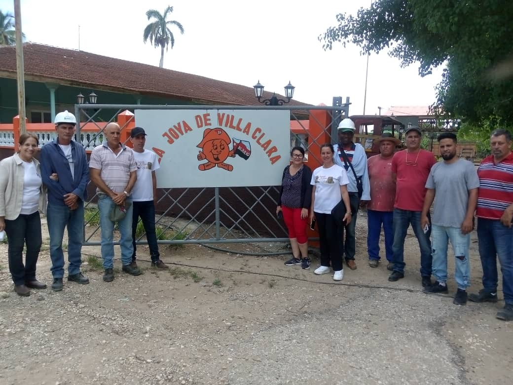 #Cuba🇨🇺 Hoy en #QuemadoDeGüines intercambian comisiones de <a href="/AsambleaCuba/">Asamblea Nacional Cuba</a> con el pueblo.
Se trabaja en la producción de alimentos y la finca de Robe y familia demuestra cuánto puede hacerse !!!!👏
La inversión en el central Panchito avanza y seguirá siendo joya de Villa Clara 🇨🇺