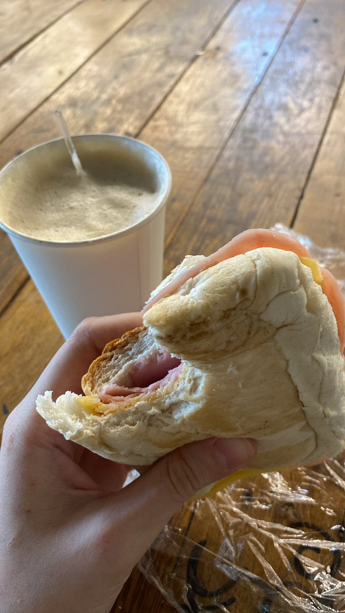 mi parte favorita de la facu cuando me voy de la clase porque estoy aburrida y me vengo a tomar un café con un pebete