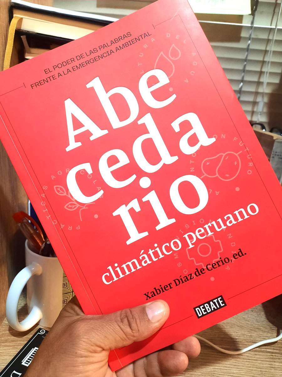 Anoche estuve en la presentación del libro del gran Xabi, "Abecedario climático peruano", desde mi punto de vista lo mejor (y más bello) que ha publicado a lo largo de su carrera profesional como periodista y diseñador gráfico. Una presentación que resultó bonita, muy emotiva y