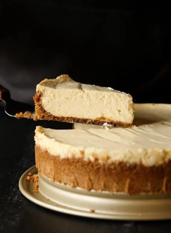 Whotfismick's tweet photo. How to properly eat cheesecake https://t.co/7ejMKsBy3u