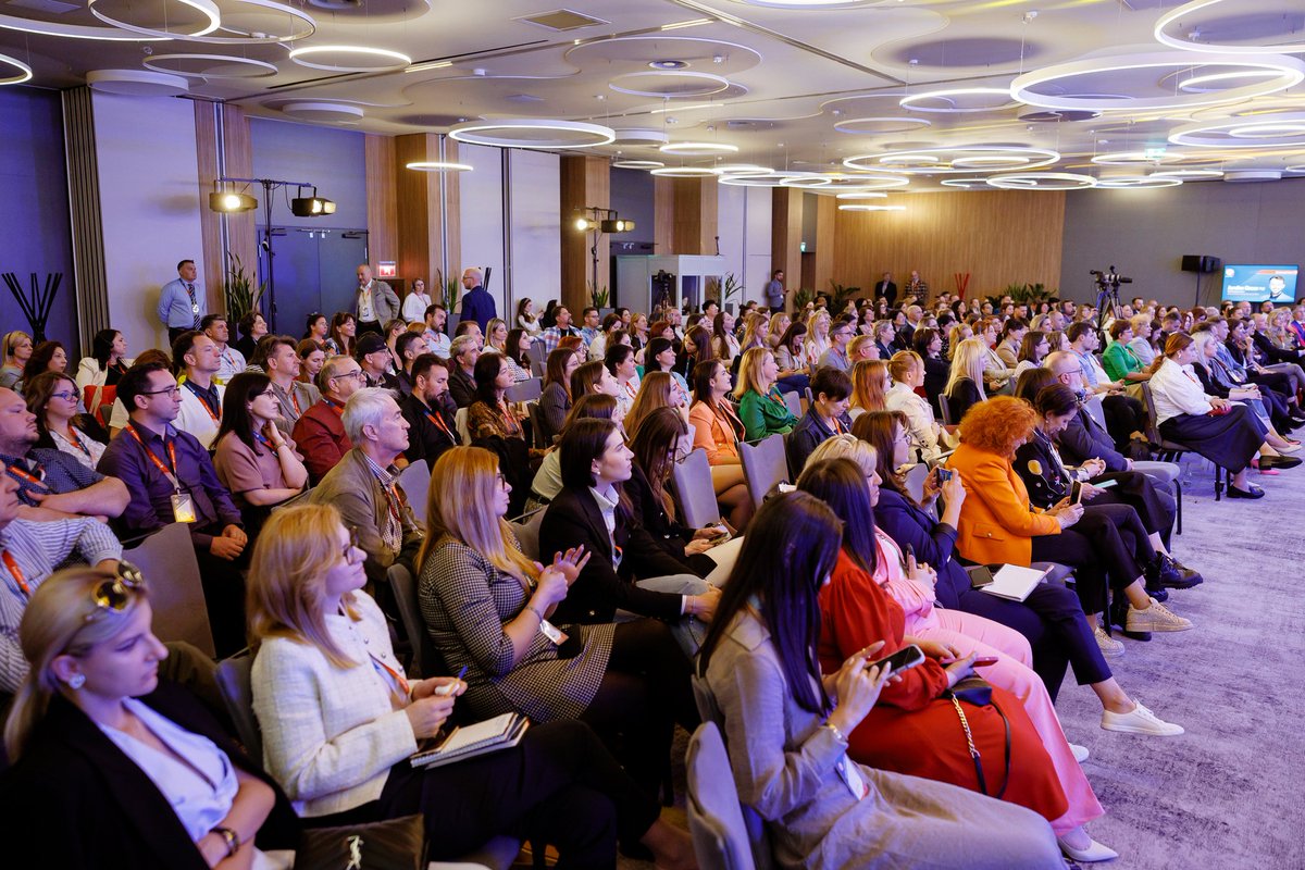 Onyianyado777's tweet photo. Cutting Edge #Leadership
Official pics of Romania 2024 🇷🇴
Absolutely fantastic time in Romania delivering my keynote to more than 300 leaders.
The era of creative distinction 📌
#LeadershipShuffle #DesignThinking #Business #GlobalGoals #Euro2024
#LestWeForget #HungerGames https://t.co/a3VahfogxY