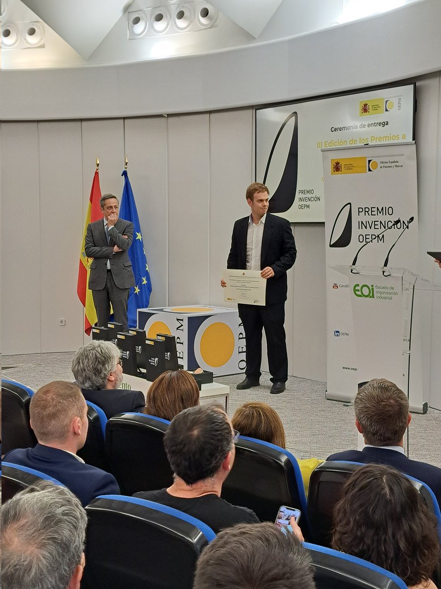 OEPM_es's tweet photo. ¡Empezamos con la entrega de premios! Recibe mención al mejor #ModeloDeUtilidad de un #inventor #joven, Jesús Manuel Rodríguez Rego por un dispositivo para monitorizar grietas en edificios. ¡Enhorabuena! #PremiosOEPM #TalentoOEPM https://t.co/ihLcBLLgLR