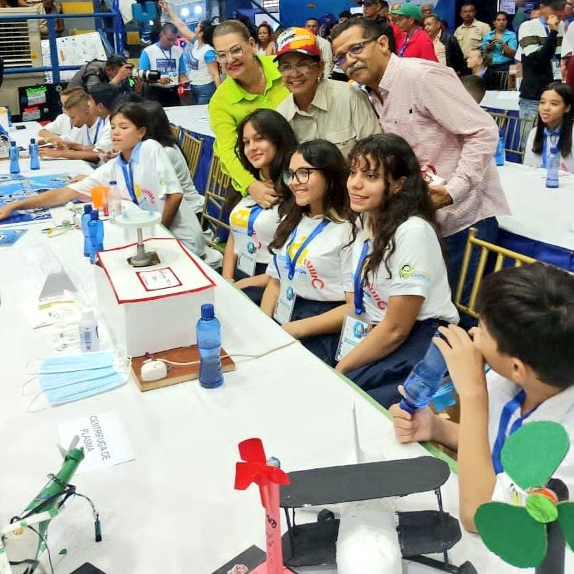 Desde el Polideportivo las Delicias junto a la Gob. <a href="/Soykarinacarpio/">Karina Carpio</a> y el Pdt. de infocentro Luis La Rosa celebramos las Olimpiadas Regionales de Robótica Creativa y 1era Feria Estadal de Innovación Semilleros Científicos. 
#PuebloLealSiempre 
<a href="/NicolasMaduro/">Nicolás Maduro</a> 
<a href="/_LaAvanzadora/">Yelitze Santaella</a>