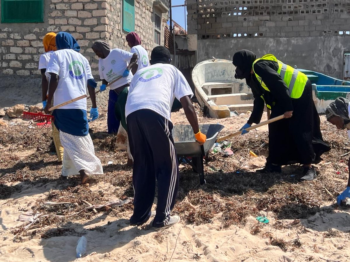 AfrSolution's tweet image. From June 3rd 2 5th  @CompanyAfrican #AfricanSolutionKismayo Contributed 200 trees #GRe-reening, collected 3T of plastics &amp;amp; ♻️ our center 2Protect plastic Pollution from our Ocean, Environment 4 Future of #NextGenerations
#WorldEnvironmentDay2024 #SolutionsToPlasticPollution ⁦