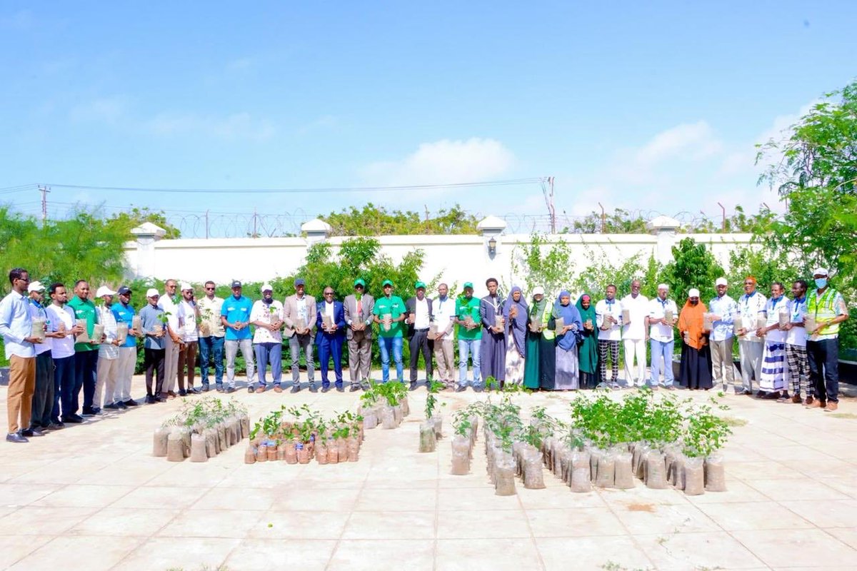 AfrSolution's tweet image. From June 3rd 2 5th  @CompanyAfrican #AfricanSolutionKismayo Contributed 200 trees #GRe-reening, collected 3T of plastics &amp;amp; ♻️ our center 2Protect plastic Pollution from our Ocean, Environment 4 Future of #NextGenerations
#WorldEnvironmentDay2024 #SolutionsToPlasticPollution ⁦