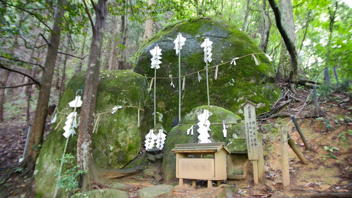 Keizo_Studio's tweet photo. 島根県雲南市大東町須賀にあります須我神社奥宮。
登山コースの途中にあり、夫婦岩で有名です。
まるでジブリの世界のような景色で、現代から神話の時代にタイムスリップした感覚になりました。
#島根 #須我 #奥宮 #夫婦岩 #shimane #suga https://t.co/KDZBgPOqW0