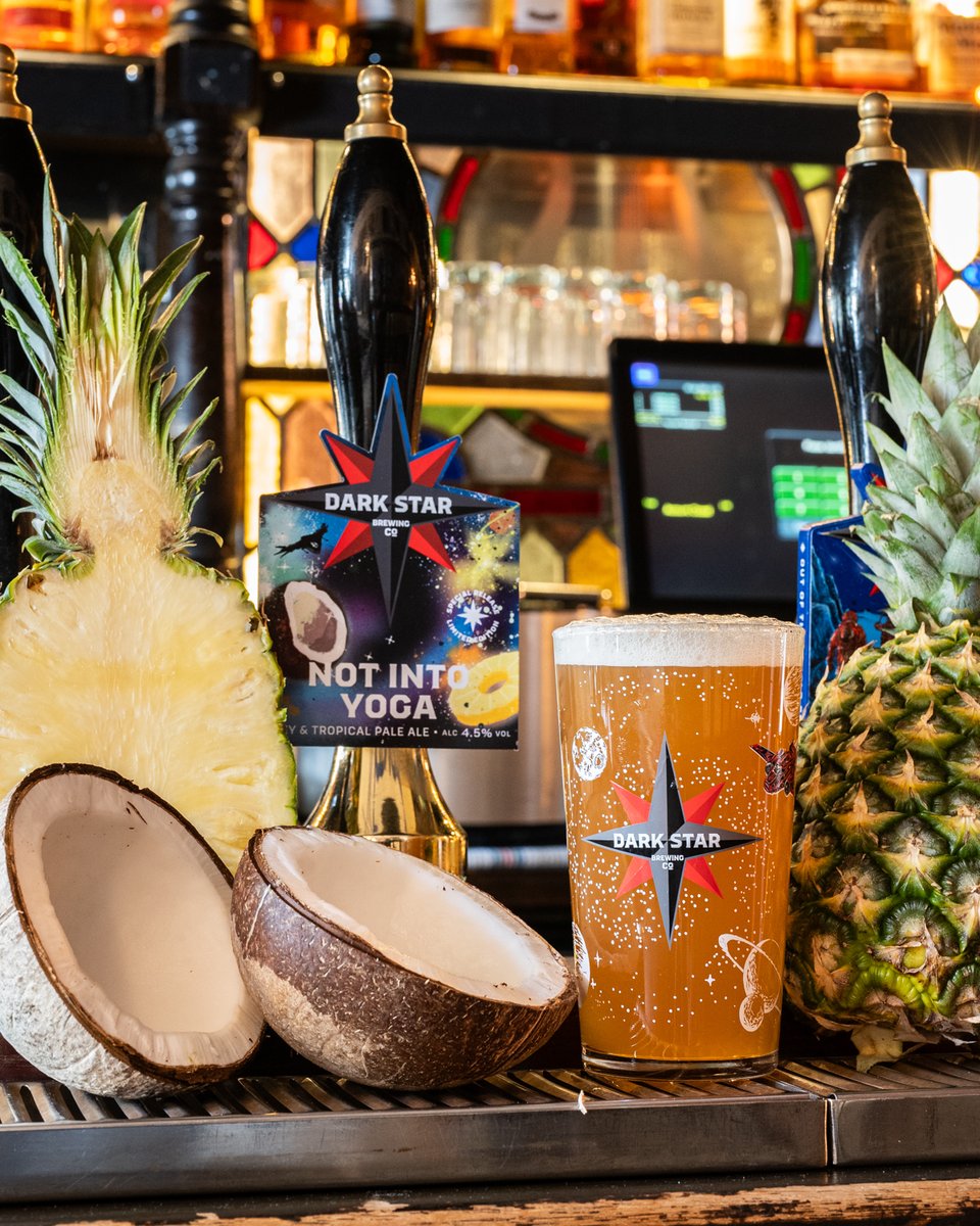 Darkstarbrewco's tweet photo. Escape from the boring and the bland with a hazy pale ale that packs piña colada punch! 🥥 🍍

With #Sabro and #ElDorado hops offering coconut and pineapple to the tastebuds this #cask ale is the perfect pint, rain or shine. 🍻

Cheers for lending us your bar @harppub. https://t.co/HAirEDE7Cq