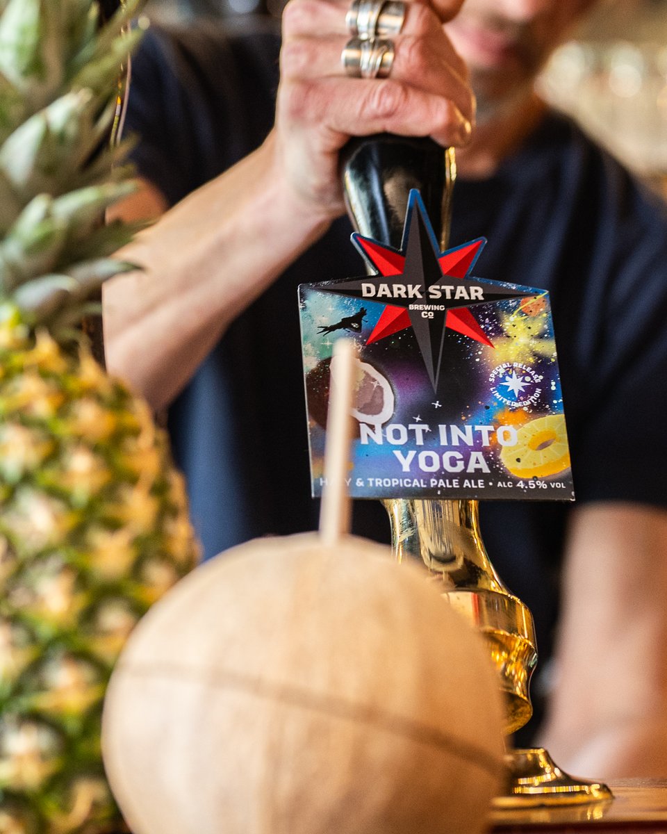 Darkstarbrewco's tweet photo. Escape from the boring and the bland with a hazy pale ale that packs piña colada punch! 🥥 🍍

With #Sabro and #ElDorado hops offering coconut and pineapple to the tastebuds this #cask ale is the perfect pint, rain or shine. 🍻

Cheers for lending us your bar @harppub. https://t.co/HAirEDE7Cq
