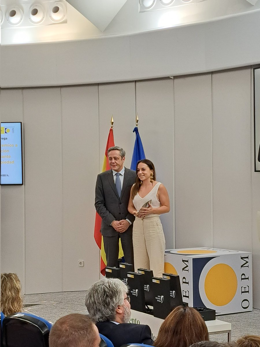 OEPM_es's tweet photo. ¡María Cervera Cano ganadora del Premio al mejor #ModeloDeUtilidad de una #inventora #joven! Su invención consiste en un dispositivo de sujeción de sondas ecográficas para un mejor diagnóstico del dolor lumbar. ¡Enhorabuena! @UAHes #PremiosOEPM #TalentoOEPM https://t.co/polpLGVYuW