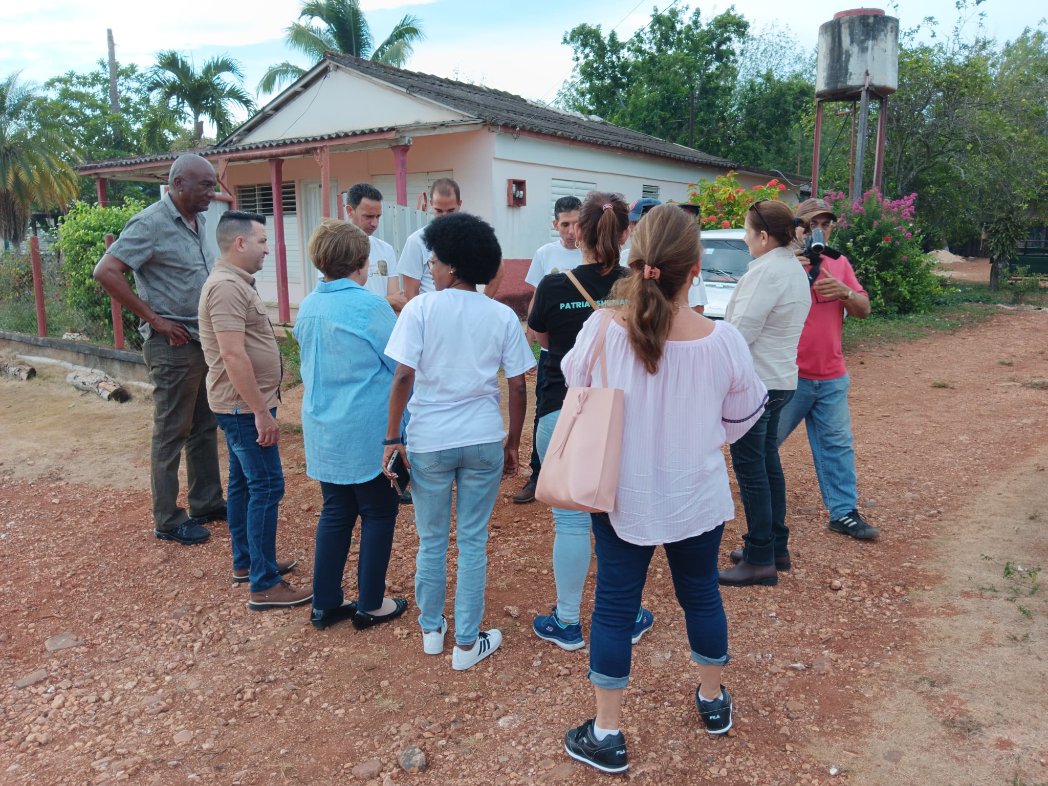 🇨🇺|| En Quemado de Güines,la vicepresidenta de la <a href="/AsambleaCuba/">Asamblea Nacional Cuba</a>, <a href="/anamarianpp/">Ana Mari Machado</a>, acompañada por otros diputados,intercambió con el campesino Roberto García y su familia,y se interesó por los resultados productivos de la finca El Coco.
#VisitaParlamentariaVC
#VillaClaraConTodos