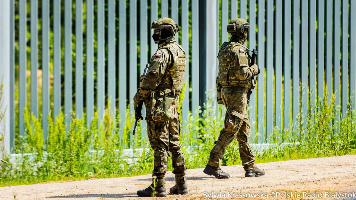 TrompBK's tweet photo. Krótkie podsumowanie dzisiejszych wydarzeń na podstawie doniesień

Nie będę się rozpisywał na temat tego, co dziś się wydarzyło, bo to wiadomo. Historia, w tym nieco bardziej odległa, wyjątkowo zaś będzie na koniec. Zaszły jednak rzeczy ważne i... Złe. Bardzo złe. Idźmy więc po kolei:

1. Cofnijmy się do sprawy żołnierzy zatrzymanych przez @Zandarmeria . Wg @PK_GOV_PL doszło do zatrzymania żołnierzy z powodu niewłaściwego użycia broni. Tu... Wg tego, co słyszałem, zatrzymano ich słusznie, ale równolegle doszło do, nomen omen, strzału z armaty do muchy, ponieważ ŻW skuła żołnierzy (podobno) ewidentnie winnych lecz nie winnych czegoś ciężkiego przy kolegach, co musiało bardzo źle wpłynąć na morale całej "okolicy". Nie dało się nadmiernie krewkich chłopaków, jeżeli rzeczywiście zawinili, wziąć na stronę i stamtąd zabrać na przesłuchanie w sposób cywilizowany? Ponadto dochodzi kwestia stresu, jakiemu byli poddani żołnierze, warunków służby itp.

2. Sprawą zajmowało się dwóch prokuratorów związanych z @ZiobroPL . Czy pierwszy z nich ponosił winę za takie a nie inne potraktowanie żołnierzy chroniących granicę RP, jak chce @GiertychRoman ? Nie wiem. Natomiast temu drugiemu, nie wiedzieć czemu szybciej wziętemu "na rożen" przez media, trudno jednak przypisać winę skoro nie miał ze sprawą do czynienia u jej zarania. 

3. Faktem jest, że ani @KosiniakKamysz , ani @Adbodnar tej wtopy wizerunkowej nie rozbroili, mimo, że nastawienie społeczne jest (wg mnie zupełnie słusznie) jednoznaczne w sprawie granicy, wyjąwszy ekstremistów i aktywistów wiadomych. Wystarczył zaś krótki komunikat PK i/lub MON (bądź podległej instytucji) z odpowiednią otoczką i byłoby po sprawie.

4. HIPOTEZA 1: sprawa się rozniosła między dowódcami odcinków, może w mocno skróconej formie pt. "lepiej nie przesadzać z samoobroną na granicy". Skutkiem tego jakiś czas później jeden z polskich żołnierzy został dźgnięty czymś w rodzaju włóczni podczas przepychanki przy płocie. Gdyby praktyka była inna, być może on lub jego koledzy skuteczniej odstraszyliby najeźdźców (bo tak co najmniej część imigrantów trzeba określić). A być może nie, tego się już nie dowiemy.

5. Na Onecie ukazał się artykuł znanego duetu o dość jednoznacznym wydźwięku pod adresem MON i Prokuratury. Zapewne wiele z informacji i wniosków jest prawdziwych. Czy mogło dojść do manipulacji? Nie wiem. Musiałbym wiedzieć, jakie informacje otrzymali autorzy, a tego się przecież nie dowiem ani też nie mam ochoty próbować. 

6. Żołnierz dźgnięty przez bandytę z granicy umarł. Po prostu. Nie ma w tym patosu, śmierć nie ma w sobie nic pięknego, szczególnie tak bezsensowna, jak wynik otrzymania "kosy" od dzikusa  skaczącego przez płot. Wielka szkoda młodego, dwudziestojednoletniego chłopaka, który miał przed sobą całe życie, który zdecydował się bronić kraju. Szkoda czyjegoś syna, wnuka, może brat, chłopaka. Szkoda też całej nekromanckiej polityki, która na jego grobie będzie robiona, ale to świadomy wybór ludzi wykorzystujących tragedię. Oliwy do ognia dodają doniesienia o tym, że chłopak był w stanie śmierci klinicznej nieco dłużej, niż pierwotnie podały media, co może sugerować, że ktoś (?) chciał i ten jakże delikatny i potwornie smutny moment, jakim jest zgon, wykorzystać. A przynajmniej zachować kontrolę nad jego terminem. Czy mu się udało - nie jestem pewien.

7. HIPOTEZA 2: Termin publikacji artykułu z pkt. 5 nie był przypadkowy. W istocie bowiem kilka dni temu @szymon_holownia , bliski partner polityczny WKK w ramach 3D, złożył dość ambitne deklaracje związane z potencjalnymi inwestycjami, właściwie przeciwne względem deklaracji @donaldtusk , premiera RP i przywódcy największej z partii bloku rządzącego, @Platforma_org , a do wyborów do EPL raptem parę dni, tymczasem 3D szło całkiem nieźle, zaś przepływy elektoratu by się przydały. Wiemy zaś z deklaracji WKK, że ten o sprawie z żołnierzami wiedział. Nic jednak nie wskazuje na to, by wyciągnięto konsekwencje wobec nadgorliwych żandarmów za, wg mnie, zbyt brutalne zatrzymanie polskich żołnierzy. Politycy PO/KO owszem, podjęli się obrony WKK, ale komentariat związany z Silnymi Razem ewidentnie został zadaniowany inaczej. Owszem, wspominano o roli Ziobry i jego "wtyk" w PK, ale, jak wspomniałem w pkt. 2, bardzo niecelnie i jakby bez większego przekonania? Wiele rozwiązałoby ustalenie, kto i kiedy przekazał redakcji Onetu materiały do tekstu oraz od kiedy ta instytucja o sprawie wiedziała. Ponadto apele o to, by na takim tekście opublikowanym w tym konkretnym momencie nie robić polityki, wyglądają co najmniej nieszczerze.

8. Wiele wyjaśniłoby również nagranie z akcji na granicy, które podobno istnieje. Z jakiegoś powodu akurat ono do mediów nie wyciekło, ale do wyborów jeszcze chwila...

9. Oczywiście od pierwszych chwil sprawa została wykorzystana politycznie do walenia w kogo popadnie wg upodobania, bez hipotez. Ale też bez konsekwencji przecież.

10. Dochodzi jeszcze kwestia wzajemnego zwalczania się różnych formacji strzegących rzekomo wspólnej granicy. Ot, tradycyjne animozje między tymi, którzy wg siebie samych najbardziej pilnują porządku w wojsku (bo przecież ŻW ma konkurencję w postaci SKW chociażby), między wojskiem a innymi formacjami mundurowymi i tak dalej. Tyle, że tutaj najwyraźniej doprowadziły one po części do tragedii. 

11. Wiele z komentarzy polityków jest po prostu nie na miejscu. Wszystkich chyba przebiła @mlodalewica_ , w skasowanym już wpisie będącym komentarzem do jednego z wpisów, jeśli się nie mylę, @WarNewsPL1 , twardo domagając się walki z samowolką żołnierzy na granicy. W dniu śmierci jednego z żołnierzy, po powtarzających się fizycznych atakach na jego kolegów... No brawo, dzieciaki. Powinszować.

Tytułem podsumowania, doszło do całego ciągu sytuacji, które nie miały początku parę tygodni temu, kiedy grupka żołnierzy polskich najpewniej nieco przesadziła podczas odganiania najeźdźców. W wyniku tego poległ chłopak (nie jest prawdą jednak, że był pierwszym rannym na granicy, ale inni dotąd mieli więcej szczęścia) pilnujący naszej granicy. Czy tak musiało być?

Kryzys na granicy trwa od pierwszej połowy 2021 r. W międzyczasie owszem, rząd PiS/ZP wzniósł na granicy płot. Średnio szczelny, wg wielu głosów podobnie udany, ale faktem jest, że choć trochę utrudnia on przekraczanie granicy. Ale to... Tyle. Jak wtedy, tak i dziś żołnierze mieszkają w szałasach skleconych z  czegokolwiek, może poza lokacjami, do których VIP-y i media przyjeżdżają popodziwiać "kresowe stanice". Od 2021 roku nie było czasu, by postawić bardziej solidne schronienia. Podobnie jest z innymi rzeczami: jeżeli środki ochrony osobistej są, to albo jest ich zbyt mało, albo nie są wydawane. A przecież dobra balistyka być może uratowałaby życie żołnierza z Pierwszej Pancernej. Tarcze... Są, być może ich wystarczy, a może nie. Sądząc po nagraniu z prób odciągnięcia poległego żołnierza, wojsko nie potrafi zarządzać tymi zasobami, pomijając, że niektóre tarcze pamiętają czasy świetności ZOMO. A gdzie np. broń niezabijająca, broń na kule gumowe? Przecież odpowiedzią na użycie siły wobec polskich żołnierzy musi być siła. Nie wolno pozwalać na strzelanie na ślepo do imigrantów, ale jeśli ci uznają za stosowne atakować polskich funkcjonariuszy nożami, pociskami z proc czy, obym był marnym prorokiem, z czasem też poważniejszą bronią, to jedyną nagrodą powinien być wywietrznik między uszami. Tu nie powinno być żadnej dyskusji, życie i zdrowie naszych jest najważniejsze. Jeżeli ktoś ich atakuje, winien liczyć się z karą. Dziś nie jesteśmy w stanie zrealizować odstraszenia imigranta z chałupniczą włócznią, a chcemy odstraszać Rosję. To nie może tak wyglądać!

Minister @JacekSiewiera podnosi, że winę w dużej mierze ponosi brak przepisów regulujących tego rodzaju sytuacje. Projekt ustawy w istocie złożył przed rokiem szef ministra, @prezydentpl . Kto jednak w ciągu tego roku uniemożliwił wprowadzenie stosownej ustawy? Nie wiemy, choć do grudnia ub.r. władzę sprawowali koledzy partyjni prezydenta Andrzeja Dudy, a potem o projekcie zbyt głośno nie było. Czy aby na pewno potrzebne są w ogóle nowe przepisy? @_LOAC_lawyer wskazywał, że nie, i ja mu wierzę. Najwyraźniej wystarczy stosować się do istniejących, tylko... No właśnie wypadałoby się do nich stosować. Czy mundurowi stojący na granicy otrzymują jasne rozkazy i są odpowiednio doszkoleni w tej kwestii? Czy nie są poddawani naciskom, choćby politycznym? Tego nie wiem, choć mogę się domyślać.

Na koniec chciałbym podnieść dwie rzeczy. Po pierwsze, chciałbym bardzo, aby wydarzenia ostatnich tygodni kogokolwiek czegokolwiek nauczyły, żeby zostały wyciągnięte wnioski. Skoro już wysyłamy żołnierzy na granicę, skoro mamy tam @Straz_Graniczna  itd., to ci ludzie muszą dysponować narzędziami adekwatnymi do zagrożeń. Wiem i rozumiem, że dziś wielu ludzi chętnie wysłałoby na granicę Rosomaki i czołgi, ale naprawdę nie tędy droga, eskalacja będzie idealnym narzędziem propagandowym dla Kremla. Z drugiej strony, przemoc wobec polskich żołnierzy nie może pozostawać bez konsekwencji i co najmniej gumowe kule czy jakaś broń falowa powinny się pojawić masowo na granicy, podobnie, jak rozbudowane środki ochrony osobistej, pojazdy opancerzone itp. Również płot, skoro swoją funkcję spełnia najwyraźniej marnie, należy wzmocnić. Żołnierze i inni funkcjonariusze przed trafieniem na granicę powinni zaś przechodzić dodatkowe szkolenia. Po drugie, niech w szale politycznych uniesień nie umknie nam jedno: winę za śmierć polskiego żołnierza z @1WBPanc ponoszą Władimir Putin i Aleksander Łukaszenko. To Rosja i Białoruś zwożą na granicę imigrantów, to one przynajmniej częściowo ich wyposażają, może niektórych szkolą. Zapewne w jakimś stopniu organizują różnego rodzaju prowokacje. Przypominam, że granica polsko-somalijska, polsko-syryjska itp. nie istnieją. Ci ludzie są tu obcy, skoro Rosja i Białoruś ich importowały, niech się nimi zajmą. To nie jest nasz obowiązek. Jeżeli kobiety, dzieci, ludzie nienotowani jako terroryści (konieczny jest możliwie dokładny odsiew!) poproszą o pomoc na przejściach granicznych, należy im udzielić zgodnej z prawem pomocy jako legalnym imigrantom, może nawet uchodźcom. Nie może być jednak zgody na swobodne gwałcenie polskich granic, w tym z użyciem przemocy ze strony najeźdźców. Wszelkie wsparcie udzielane takim osobom to po prostu wspieranie Rosji, Białorusi oraz terroryzmu. Nie wykluczam zresztą, że taka gratka, jak śmierć Polaka na granicy i afera z ŻW posłużą w najbliższych dniach jako podkład pod zmasowanie nacisku na granicę, bo czemu nie? Lepszej okazji nie będzie, zwłaszcza, że nakładają się na to wybory oraz tradycyjna wojenka polsko-polska, zupełnie niezależna od faktów.

Czasu się już nie cofnie, zadbajmy więc o przyszłość.

Fot. Radio Białystok.