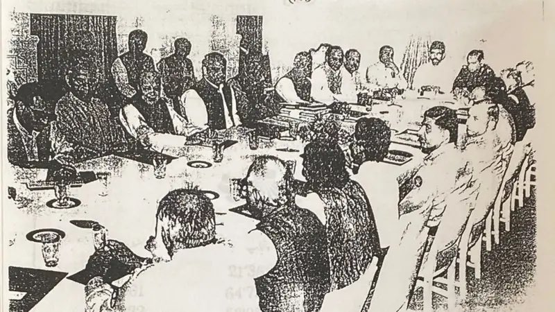 AltafHussain_90's tweet photo. لندن 6 جون 2024

جنرل حافظ عاصم منیر صاحب!
چیف آف آرمی اسٹاف 
اسلامی جمہوریہء پاکستان

السلام علیکم و آداب عرض
میں آپ کے علم میں یہ بات لانا چاہتا ہوں کہ فوج نے 1992ء میں صوبہ سندھ میں ڈاکوؤں، اغوا برائے تاوان کی وارداتیں کرنے والوں اوراُن کوپناہ دینے والے بڑے بڑے نامور جاگیرداروں اوروڈیروں کےخلاف ایک فوجی آپریشن شروع کرنےکااعلان کیا تھا۔ اس سلسلے میں سندھ کے بڑے بڑے جاگیرداروں اوروڈیروں پرمشتمل 72بڑی مچھلیوں کی ایک فہرست اُس وقت کے چیف آف آرمی اسٹاف جنرل آصف نواز جنجوعہ مرحوم کی سربراہی میں تیار کی گئی تھی۔جسے انہوں نے اُ س وقت کے وزیراعظم نوازشریف صاحب، وفاقی وزیرداخلہ چوہدری شجاعت حسین اوروفاقی وزیرچوہدری نثار کوبھی دی تھی۔ چوہدری نثار نے 72بڑی مچھلیوں کی یہ فہرست دومرتبہ قومی اسمبلی کے ایوان میں پیش کی تھی۔ 

جنرل حافظ عاصم منیر صاحب!
میں آپ کے علم میں یہ حقیقت بھی لانا چاہتاہوں کہ اُس وقت کے آرمی چیف جنرل آصف نواز جنجوعہ نے ماہِ جون 1992ء کے دوسرے ہفتےمیں کورہیڈکوارٹرز کراچی میں فوجی آپریشن کے حوالے سے ایک بریفنگ رکھی تھی جس میں ایم کیوایم کے چیئرمین عظیم احمد طارق شہید ، سیکریٹری جنرل ڈاکٹرعمران فاروق شہید اورایم کیوایم کے ایم این ایز کو بھی مدعوکیا گیا تھا۔ فوجی آپریشن کے حوالے سے اپنی بریفنگ میں جنرل آصف جنجوعہ نے 72بڑی مچھلیوں میں شامل سند ھ کے ڈاکوؤں، اغوا برائے تاوان کی وارداتیں کرنے والوں اوران کوپناہ دینے والے بڑے بڑے جاگیرداروں، وڈیروں اور پتھاریداروں کے نام اوردیگر تفصیلات بھی پیش کی تھیں ۔ اُس بریفنگ میں انہوں نے ایم کیوایم کی قیادت کے اِن خدشات کی بھی کھل کرنفی کی تھی کہ یہ آپریشن ایم کیوایم کےخلاف ہوگا۔ اس بریفنگ کی ایک تصویربھی انگریزی روزنامہ ڈان میں شائع ہوئی تھی (تصویر منسلک ہے)۔اس موقع پر اُس وقت کے وزیراعلیٰ سندھ سیّد مظفر حسین شاہ کےگھرپر ایک ظہرانہ بھی دیا گیا تھا۔

جنرل حافظ عاصم منیر صاحب!
افسوس صد افسوس کہ تمام تر اعلانات، بریفنگ اوریقین دہانیوں کے برعکس 72بڑی مچھلیوں کےخلاف آپریشن کرنے کے بجائے وہ فوجی آپریشن ایم کیوایم کےخلاف کراچی سمیت سندھ بھرکے تمام شہروں میں شروع کردیا گیا جس کے دوران ایم کیوایم کے ہزاروں کارکنان ورہنما شہید وزخمی کئےگئے، ہزاروں گرفتار اور لاپتہ کئے گئے ۔ 
ایم کیوایم کے خلاف 19جون 1992ء کو شروع کئے جانے والے اس فوجی آپریشن کے دن سے لیکر آج تک لاپتہ کئے جانے والے سینکڑوں کارکنوں کے بوڑھے والدین، ان کی سہاگنیں اورمعصوم بچے گزشتہ 32برسوں سے اپنے لاپتہ پیاروں کےلئے تڑپ رہے ہیں، ان کے والدین اپنے بچوں کے انتظارمیں یا تو بوڑھے ہوچکے ہیں،یااس دنیائے فانی سے کوچ کرچکے ہیں، ان کی سہاگنیں بوڑھی اوربچے جوان ہوچکے ہیں مگر اُن دکھی اورغم زدہ خاندانوں کے دکھوں کا مداوا کوئی بھی نہ کرسکا۔ 

جنرل حافظ عاصم منیر صاحب!
میری آپ سے پرزوراپیل ہے کہ آپ ایک ہفتہ کراچی شہرمیں قیام کرکے کسی بھی جگہ ایک  کیمپ لگوائیں اور@OfficialDGISPR کے ذریعے ایک پریس ریلیز جاری کروائیں کہ جن جن خاندانوں کے افراد 19جون 1992ء سے لے کر جون 2024ء تک لاپتہ کئے گئے ہیں وہ اُن لاپتہ افراد کے تمام کوائف اُس  کیمپ میں جمع کرائیں اورآپ اُن لاپتہ افراد کی بازیابی کے لئے ایک تحقیقاتی کمیٹی قائم کرکے اس کمیٹی سے دریافت کریں کہ 19جون 1992ء سے اب تک لاپتہ کئے جانے والے تمام افراد کوکہاں رکھا گیا ہے اورلاپتہ افراد کے غم زدہ اہلِ خانہ کوبتادیں کہ اُن میں سے کتنے زندہ ہیں اورکتنے فوت ہوچکے ہیں کیونکہ اُن کی جبری گمشدگیوں کو اب 32سال گزرچکے ہیں۔ 
میری آپ سے یہ بھی درخواست ہے کہ جن لاپتہ افراد پراگر کسی قسم کے مقدمات ہیں تواُنہیں عدالتوں میں پیش کرکے جیل منتقل کیاجائے اورجن پر کسی بھی طرح کاکوئی مقدمہ نہیں ہے ،انہیں فی الفور بازیاب کرواکران کے غم زدہ خاندانوں کے حوالے کیاجائے ۔ 
شکریہ

احقر
الطاف حسین

فون نمبر 0044-208-9527300
ای میل mqm@mqm.org
پتہ:
185 Whitchurch Lane
Edgware, Middlesex
HA8  6QT

@PakistanFauj @AsadAToor @GFarooqi @HamidMirPAK @Matiullahjan919 @WajSKhan @asmashirazi @najamsethi @AbsarAlamHaider @suhailswarraich @HassanNisar @nadia_a_mirza @jawabdeyh @shazbkhanzdaGEO