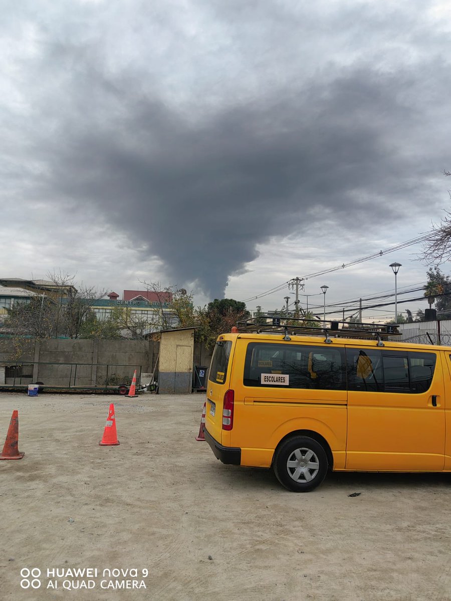 fdo2000's tweet photo. 🔴Precaución por procedimiento de emergencia en Los Olmos y El Parque en La Pintana por fuego en fábrica de plásticos y fibra de vidrio con peligro de propagación, Bomberos La Granja procede con 2da alarma de incendio, Bomberos de la Región Metropolitana en apoyo @biobio https://t.co/nscsIRHebK