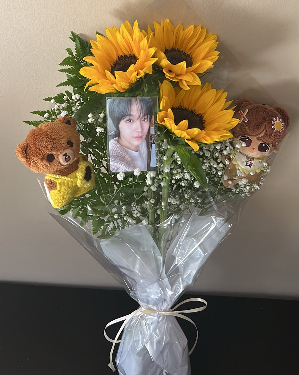 kogumahaechan's tweet photo. fullsunflower bouquet ☀️🌻 https://t.co/1RyoAMZxeH