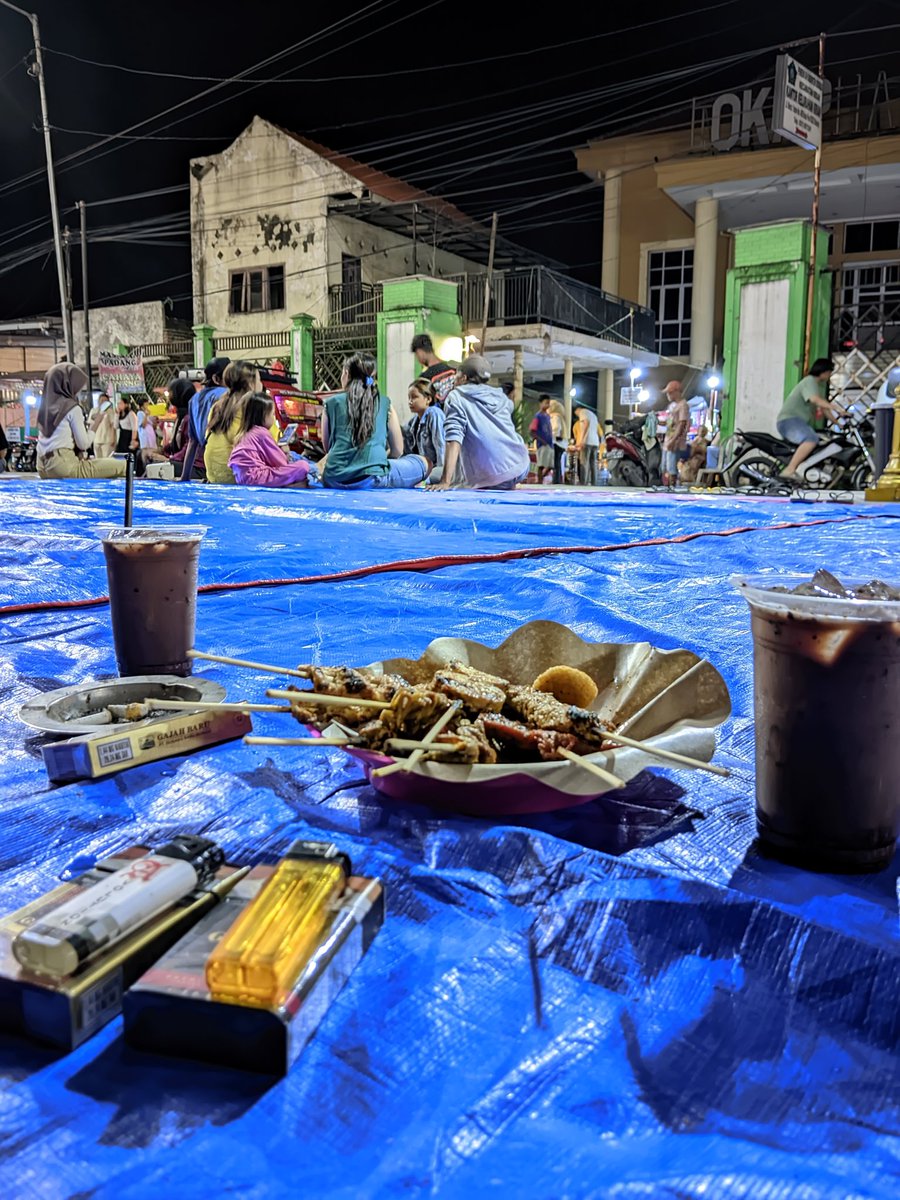 _hendiikxabc's tweet photo. Ngopi malam sambil nyawang para tobrut liarrr...😄😅 https://t.co/hmKdvwssx9