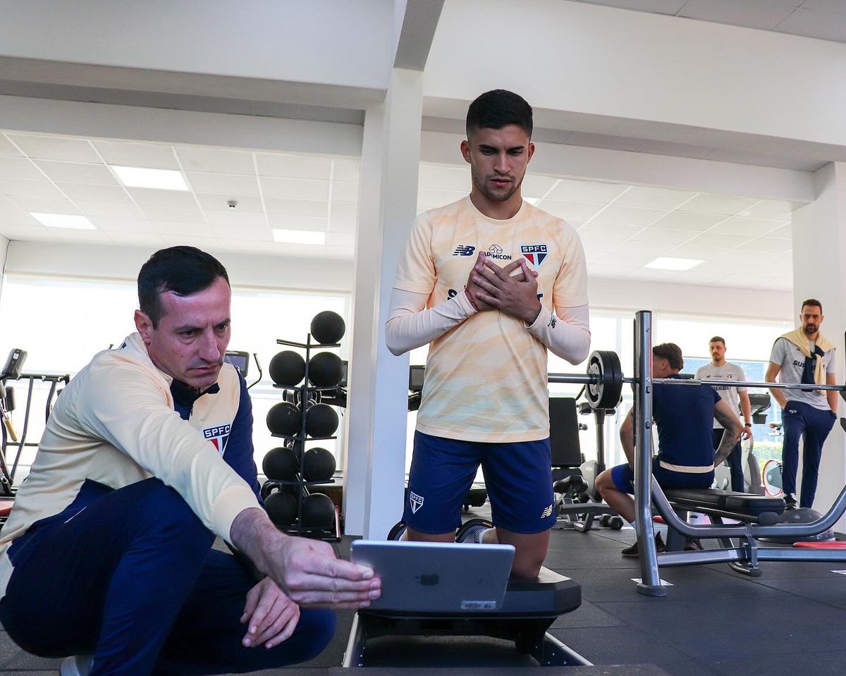 SaoPauloFC's tweet photo. 💪 Dia de avaliações físicas no elenco!

A comissão técnica aproveitou a pausa no calendário nesta Data FIFA para promover testes que coletaram informações individualizadas dos atletas.

#VamosSãoPaulo 🇾🇪

📸 Erico Leonan / saopaulofc https://t.co/rFHNgxm4lG