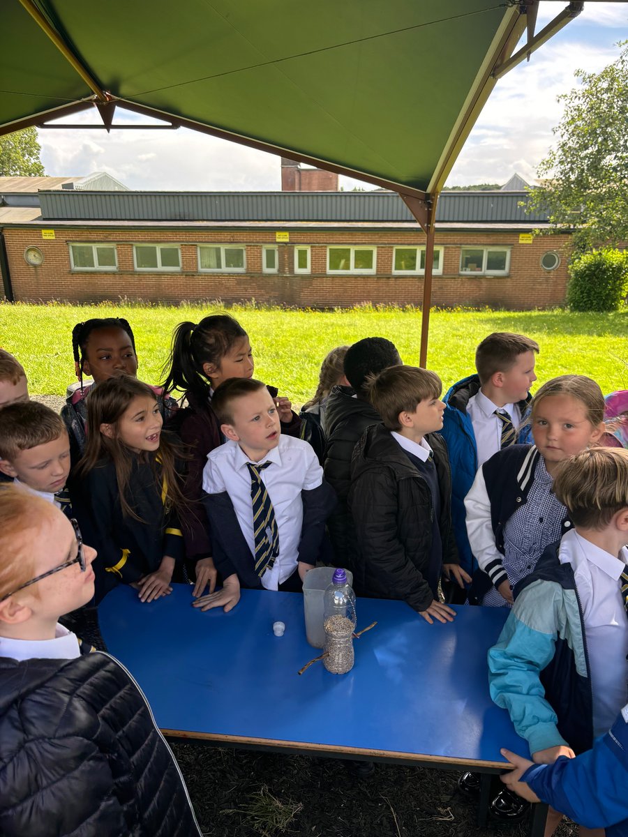 St_monicas_prim's tweet photo. P3b worked together with P3a and P2a for Eco Funday! They created their own bird feeders for our garden. Thank you to the Eco Council for all their help and sweating this activity upπΏπ± #EdScotOL # EcoFunday #STEMglasgow https://t.co/GakrxuNvD3