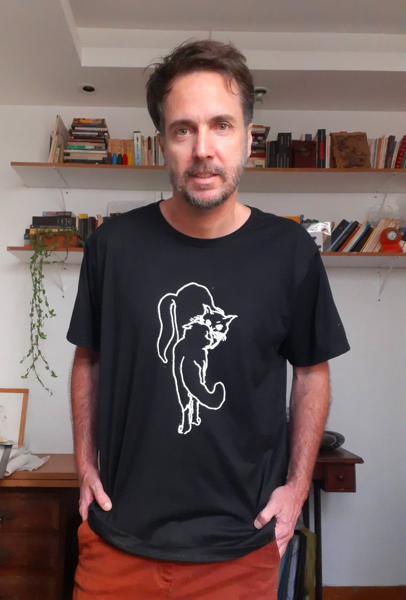 De uma parceria de amor e aventuras em arte, de mais de 7 anos, surge uma sociedade. Aliamos nossos talentos e especialidades para fazer produtos especialíssimos com ilustrações minhas e produção de <a href="/ArtLuaguiar/">Luana Aguiar</a>. 👇🏾🧶