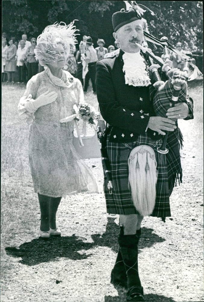 noegax's tweet photo. @CeltaTRAD 😂😂😂 Es un dato curioso.
En la peli "El Día más largo" de 1962 hay dos escenas  en las que aparece el personaje de Bill Millin interpretado por Leslie de Laspee  que fue el  gaitero oficial de la Reina Madre de Inglaterra. https://t.co/KTVxVWug2l