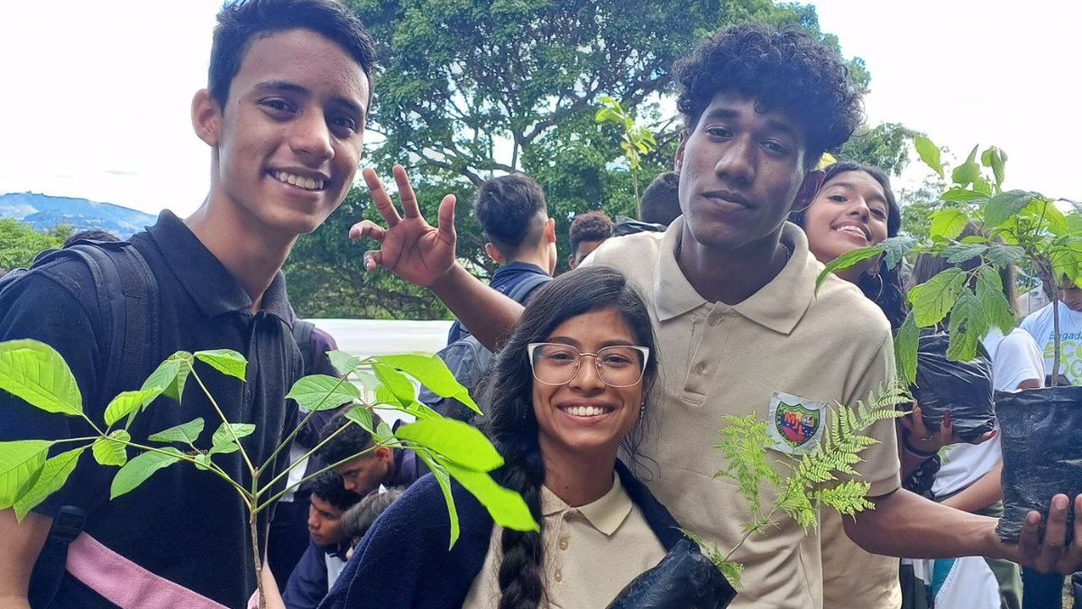 Edu_Caracas's tweet photo. ¡Sembramos vida, conciencia y amor!

Con diferentes actividades nuestros niños, niñas y jóvenes demostraron que cada acción cuenta, como sembrar un árbol y preservar nuestros espacios naturales locales. Juntos/as podemos construir un futuro de armonía con la madre Tierra. https://t.co/CktReTp4zd