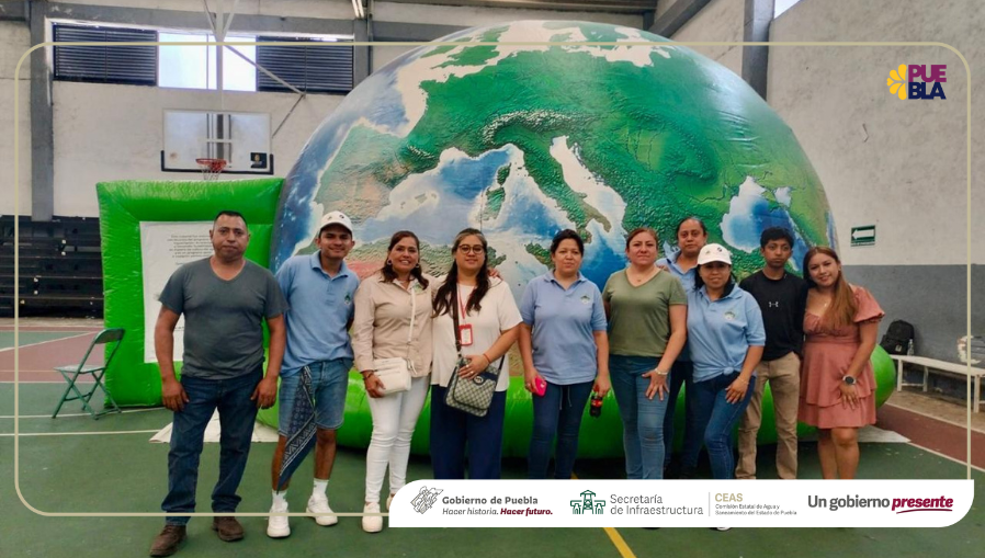 CeasPueOficial's tweet photo. #CEASPUEInforma 📰 | Para conmemorar el #DíaMundialDelMedioAmbiente, el gobierno presente de @SergioSalomonC, a través de esta comisión, concientizó a más de mil estudiantes del municipio de #Teziutlán, sobre cultura y cuidado del medio ambiente y el agua. 💧🌎🌱
🔍 https://t.co/WdWKxBTNfl