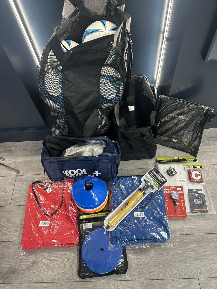 ssecltd's tweet photo. ** Coaches Starter Kit - June/July Offer **

** £240.00 saving over £40 **

10x Training Balls, 1x Ball Sack, 20x Bibs, Bib Carry Bag, Captains Arm Band, 10 Flat Markers, 50 Cones, Ball Pump, Pressure Gauge, Stopwatch, Whistle, Coaches Folder, Holdall &amp; First Aid Kit https://t.co/RIBXtAxqtQ