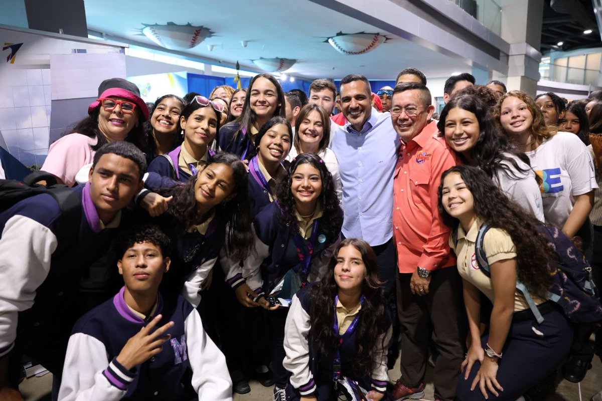 Gabrielasjr's tweet photo. Con mucha alegría y entusiasmo instalamos la Feria Oportunidades de Estudio 2024 en el estado La Guaira, en el estadio Jorge Luis García Carneiro, dónde más de 15 universidades y empresas ofrecen programas de formación a bachilleres de todo el territorio. 

Junto al hermano gobernador @Jateranoficial invitamos a todos los bachilleres de la Patria a registrarse en el Sistema Nacional de Ingreso (SNI) a través de la web https://t.co/6R1Y8VQfJu y formar parte del desarrollo integral del país.

#PuebloLealSiempre
#CienciaParaLaVida