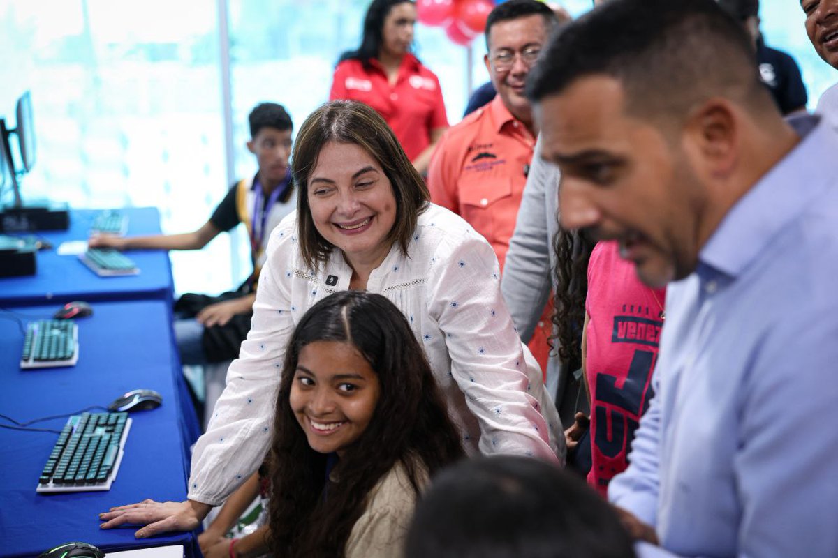 Con mucha alegría y entusiasmo instalamos la Feria Oportunidades de Estudio 2024 en el estado La Guaira, en el estadio Jorge Luis García Carneiro, dónde más de 15 universidades y empresas ofrecen programas de formación a bachilleres de todo el territorio. 

Junto al hermano