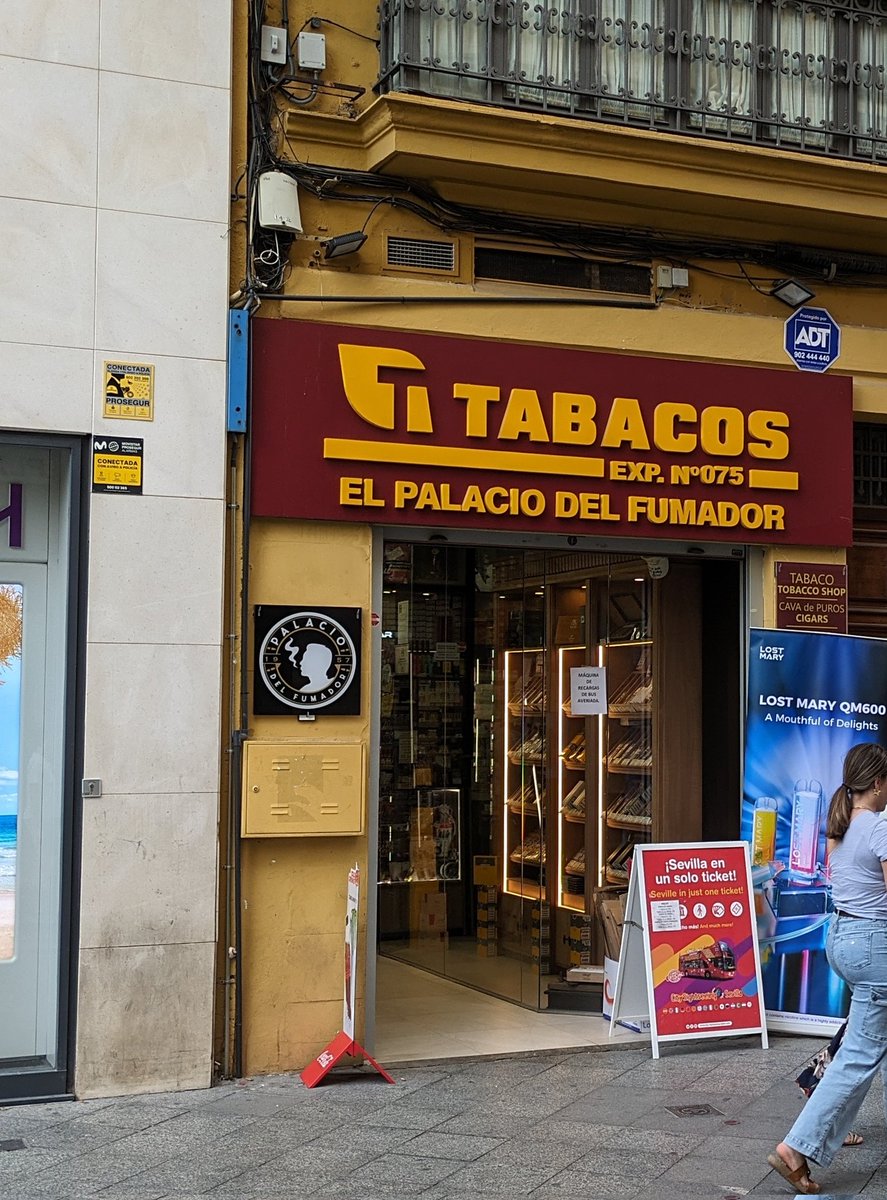 neosxrpientx's tweet photo. what if we kissed in El palacio del fumador https://t.co/MOkvRUPY87
