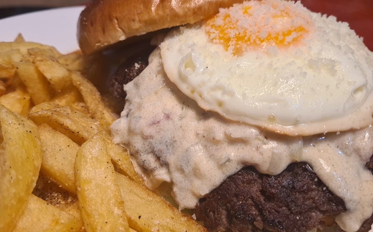 CafeBarMega's tweet photo. La #hamburguesadelasemana ya está aquí!

LA CARBONARA

- Hamburguesa de ternera.
- Lechuga y tomate.
- Salsa carbonara de nata.
- Huevo frito.
- Queso parsenaso en polvo.

 #venalmega #pidealmega #burger #hamburguesadelasemana #hamburguesa #sevillahoy #almadegordo #foodporn https://t.co/aP3NhvI3g5