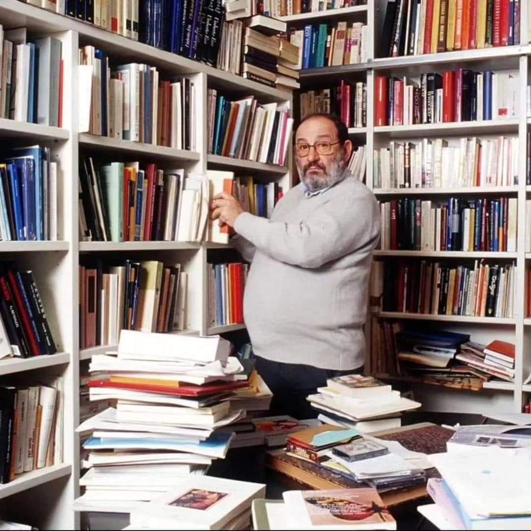 Umberto Eco, propietario de 50.000 libros, dijo esto sobre las bibliotecas caseras:
"Es una tontería pensar que tienes que leer cada libro que compras, porque es una tontería criticar a aquellos que compran más libros de lo que nunca podrían leer. Sería como decir que debes usar