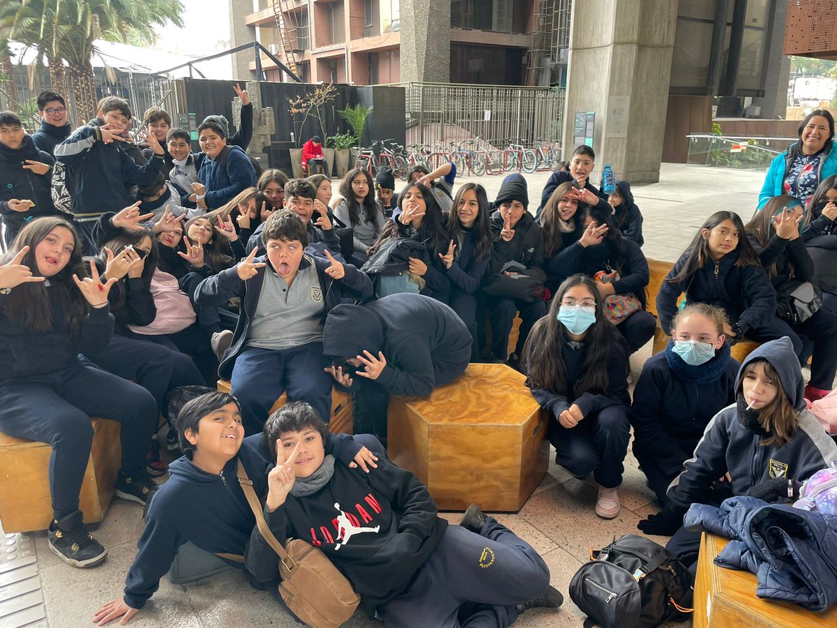 #AmorPorSantiago Alumnos y alumnas de 6° básico de la Escuela Villa Independencia, comuna de Puente Alto, se embarcaron en la experiencia por el Barrio Lastarria para conocer más sobre la historia de Santiago y conocer un rincón lleno de historia. patrimonio, cultura y turismo.