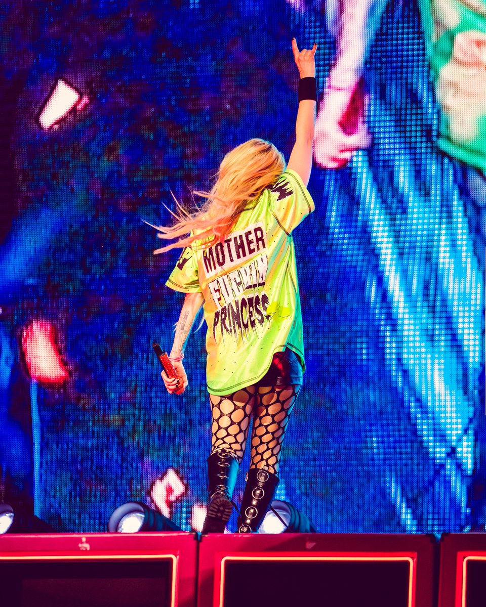 AvrilLavigne's tweet photo. 💚☠️💚 https://t.co/Fe4hrsYb2t