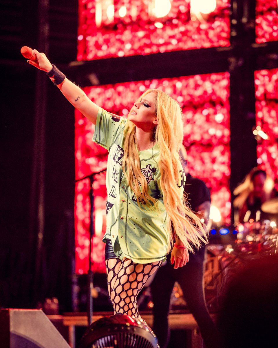 AvrilLavigne's tweet photo. 💚☠️💚 https://t.co/Fe4hrsYb2t