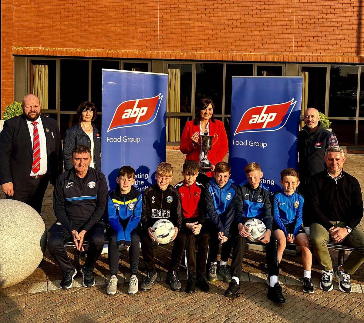 Benjiballer5's tweet photo. I attended the draw for @thecraigavoncup tonight. Nice to meet @SportyNeesy and I’m happy with the group @GreenislandFC got. Roll on 29th June. Can’t wait 👊⚽️🔥 #craigavoncup #football #tournament #cupdraw https://t.co/by8pTc6mH6