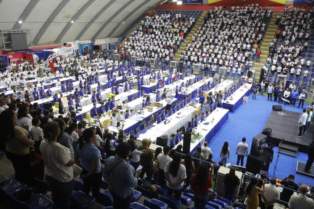 Soykarinacarpio's tweet photo. Nos vinimos a la Feria de Innovación Semilleros Científicos y Olimpiadas de Robótica Creativa, donde están participando más de 700 niños y niñas de 8 estados del País… 

Seguimos fortaleciendo el desarrollo tecnológico, como lo ha orientado nuestro Presidente @NicolasMaduro https://t.co/hk2FRqMvQP